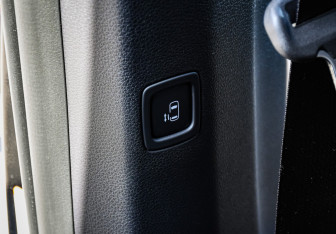 Подержанный автомобиль Kia Carnival 2024 года (17 фото)