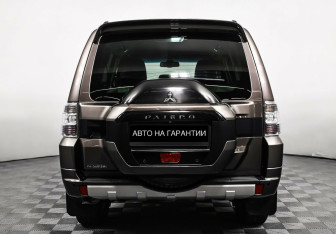 Подержанный автомобиль Mitsubishi Pajero 2015 года (6 фото)