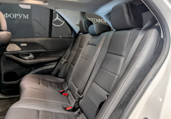 Подержанный автомобиль Mercedes-Benz GLE 2025 года (12 фото)