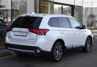 Подержанный автомобиль Mitsubishi Outlander 2018 года (5 фото)