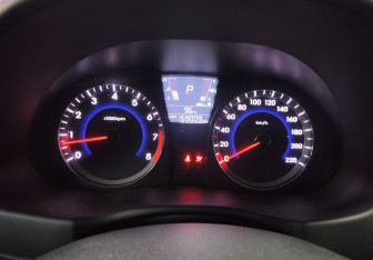 Подержанный автомобиль Hyundai Solaris Sedan 2012 года (16 фото)