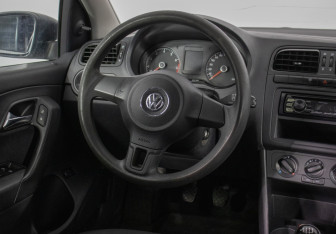 Подержанный автомобиль Volkswagen Polo Sedan 2015 года (15 фото)