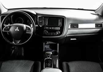 Подержанный автомобиль Mitsubishi Outlander 2014 года (9 фото)