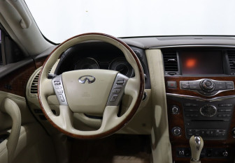 Подержанный автомобиль Infiniti QX80 2015 года (16 фото)