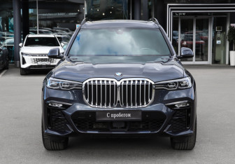 Подержанный автомобиль BMW X7 2021 года (2 фото)