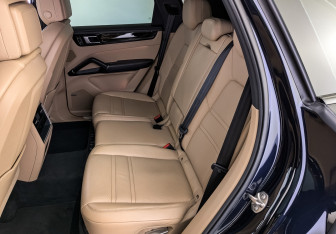 Подержанный автомобиль Porsche Cayenne 2021 года (18 фото)