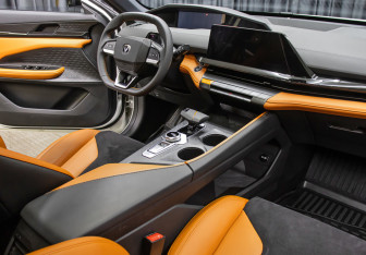 Подержанный автомобиль Changan UNI-V 2023 года (12 фото)