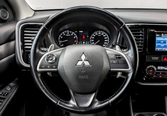 Подержанный автомобиль Mitsubishi Outlander 2014 года (22 фото)