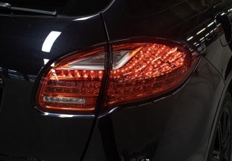 Подержанный автомобиль Porsche Cayenne 2011 года (27 фото)