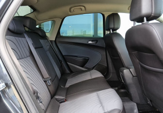 Подержанный автомобиль Opel Astra Sedan 2013 года (21 фото)