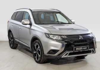 Подержанный автомобиль Mitsubishi Outlander 2022 года (3 фото)