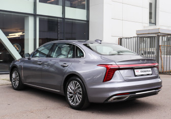 Подержанный автомобиль Hongqi H5 2024 года (6 фото)