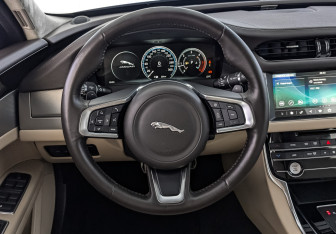 Подержанный автомобиль Jaguar XF Sedan 2019 года (22 фото)