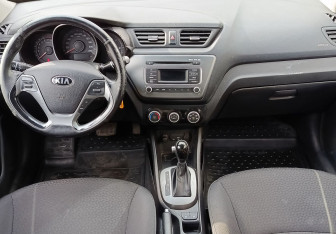Подержанный автомобиль Kia Rio Sedan 2016 года (10 фото)