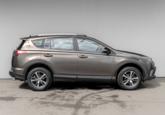 Подержанный автомобиль Toyota RAV4 2016 года (4 фото)