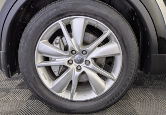 Подержанный автомобиль Infiniti QX70 2016 года (12 фото)