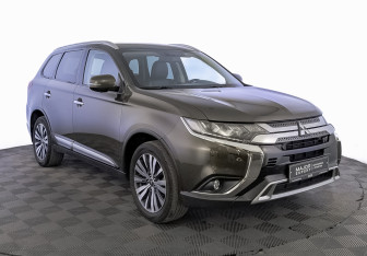 Подержанный автомобиль Mitsubishi Outlander 2021 года (3 фото)