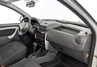 Подержанный автомобиль Nissan Terrano 2014 года (11 фото)