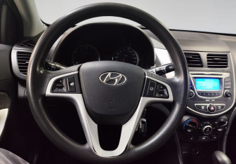 Подержанный автомобиль Hyundai Solaris Sedan 2012 года (15 фото)