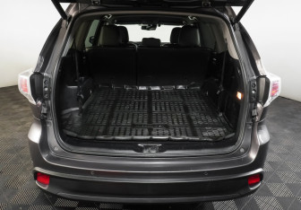 Подержанный автомобиль Toyota Highlander 2015 года (10 фото)