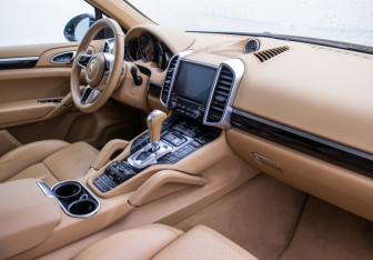 Подержанный автомобиль Porsche Cayenne 2017 года (10 фото)