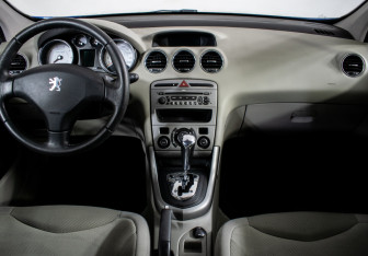 Подержанный автомобиль Peugeot 308 Hatchback 2009 года (11 фото)