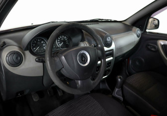 Подержанный автомобиль Renault Sandero 2012 года (7 фото)