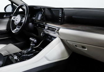 Подержанный автомобиль Kia K5 2021 года (8 фото)