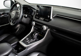 Подержанный автомобиль Toyota RAV4 2020 года (10 фото)