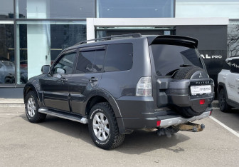 Подержанный автомобиль Mitsubishi Pajero 2012 года (7 фото)