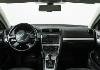 Подержанный автомобиль Skoda Octavia Liftback 2012 года (14 фото)