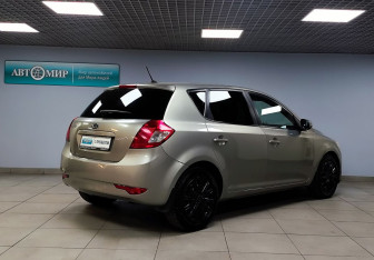 Подержанный автомобиль Kia Ceed Hatchback 2010 года (5 фото)
