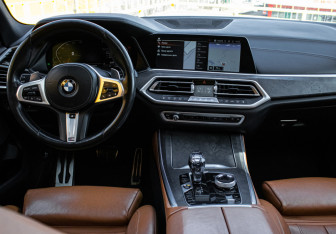 Подержанный автомобиль BMW X5 2018 года (10 фото)