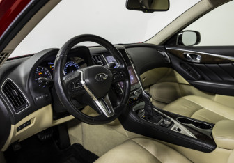 Подержанный автомобиль Infiniti Q50 2017 года (10 фото)