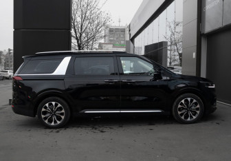 Подержанный автомобиль Kia Carnival 2021 года (4 фото)