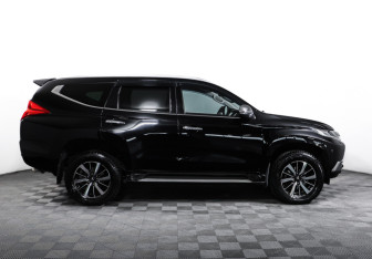 Подержанный автомобиль Mitsubishi Pajero Sport 2017 года (4 фото)