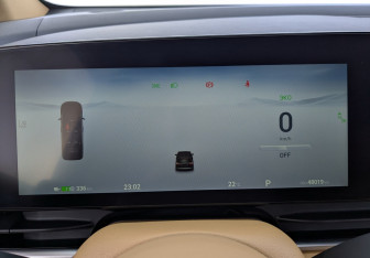 Подержанный автомобиль Voyah Dream 2023 года (13 фото)