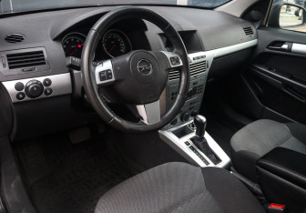 Подержанный автомобиль Opel Astra Sedan 2014 года (11 фото)