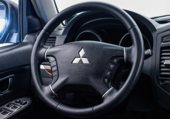 Подержанный автомобиль Mitsubishi Pajero 2007 года (15 фото)