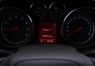 Подержанный автомобиль Opel Astra Hatchback 2011 года (12 фото)
