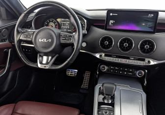 Подержанный автомобиль Kia Stinger 2022 года (29 фото)