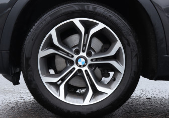 Подержанный автомобиль BMW X4 2017 года (22 фото)