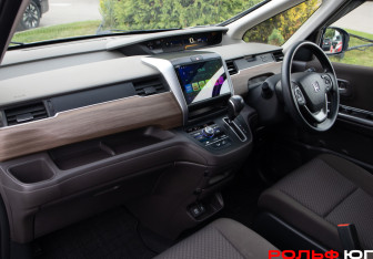Подержанный автомобиль Honda Freed 2022 года (7 фото)