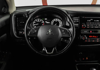 Подержанный автомобиль Mitsubishi Outlander 2018 года (11 фото)