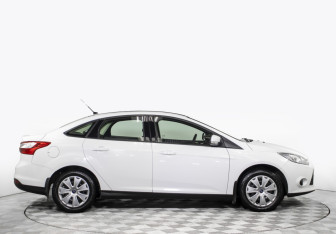 Подержанный автомобиль Ford Focus Sedan 2013 года (20 фото)