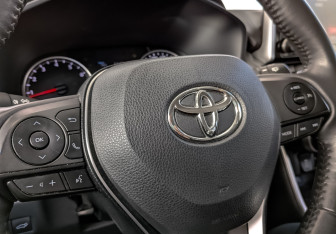 Подержанный автомобиль Toyota RAV4 2021 года (24 фото)