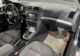 Подержанный автомобиль Skoda Octavia Liftback 2011 года (11 фото)