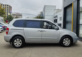 Подержанный автомобиль Kia Carnival 2009 года (4 фото)
