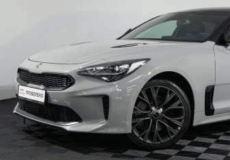 Подержанный автомобиль Kia Stinger 2018 года (22 фото)
