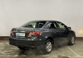 Подержанный автомобиль Toyota Corolla Sedan 2011 года (5 фото)